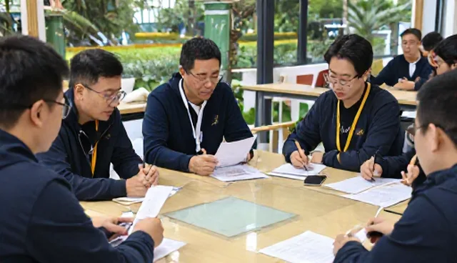 客户培训与指导服务包：标准化与定制化做法对比